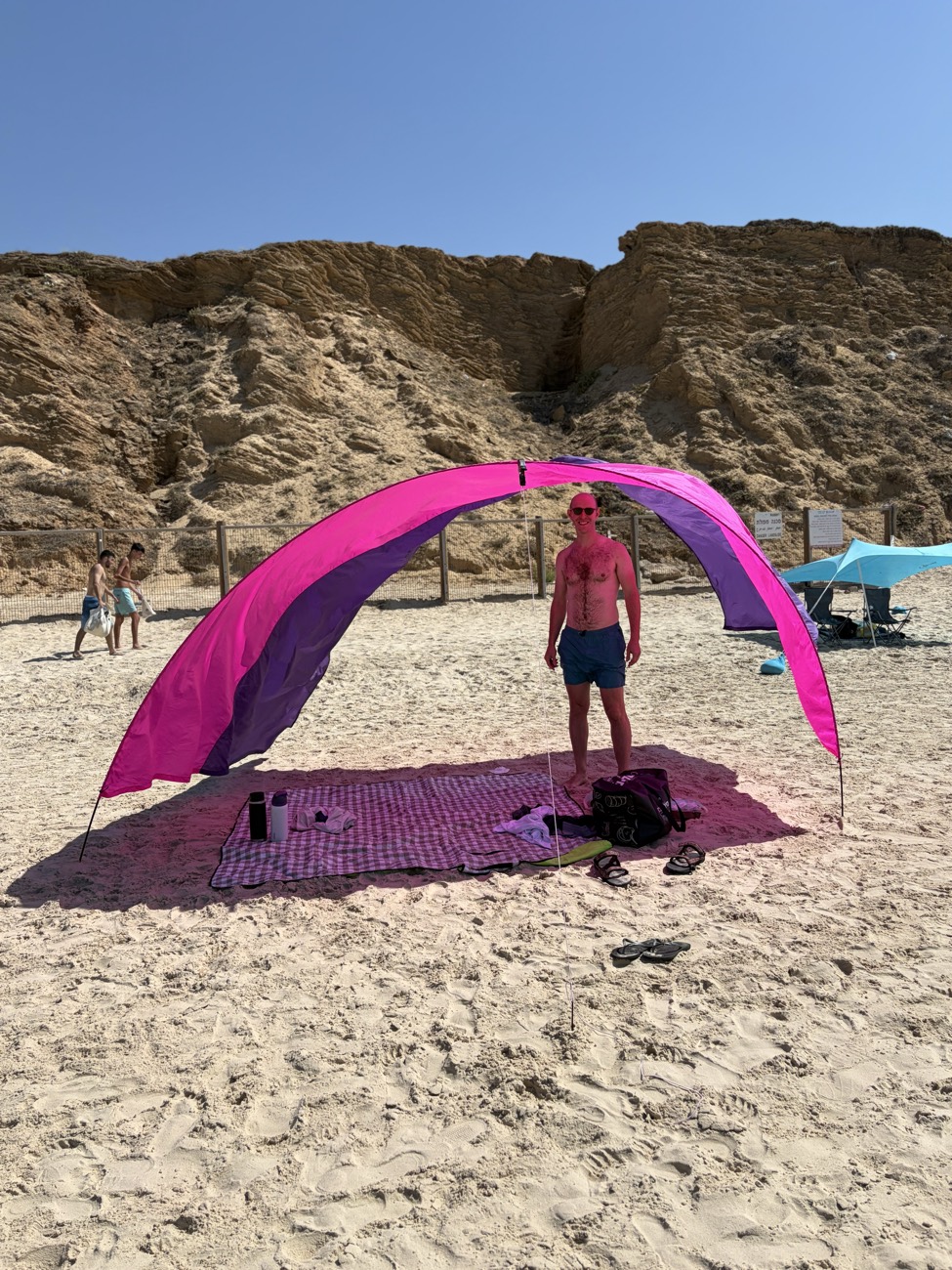 אדם עומד זקוף מתחת לסאנסייל